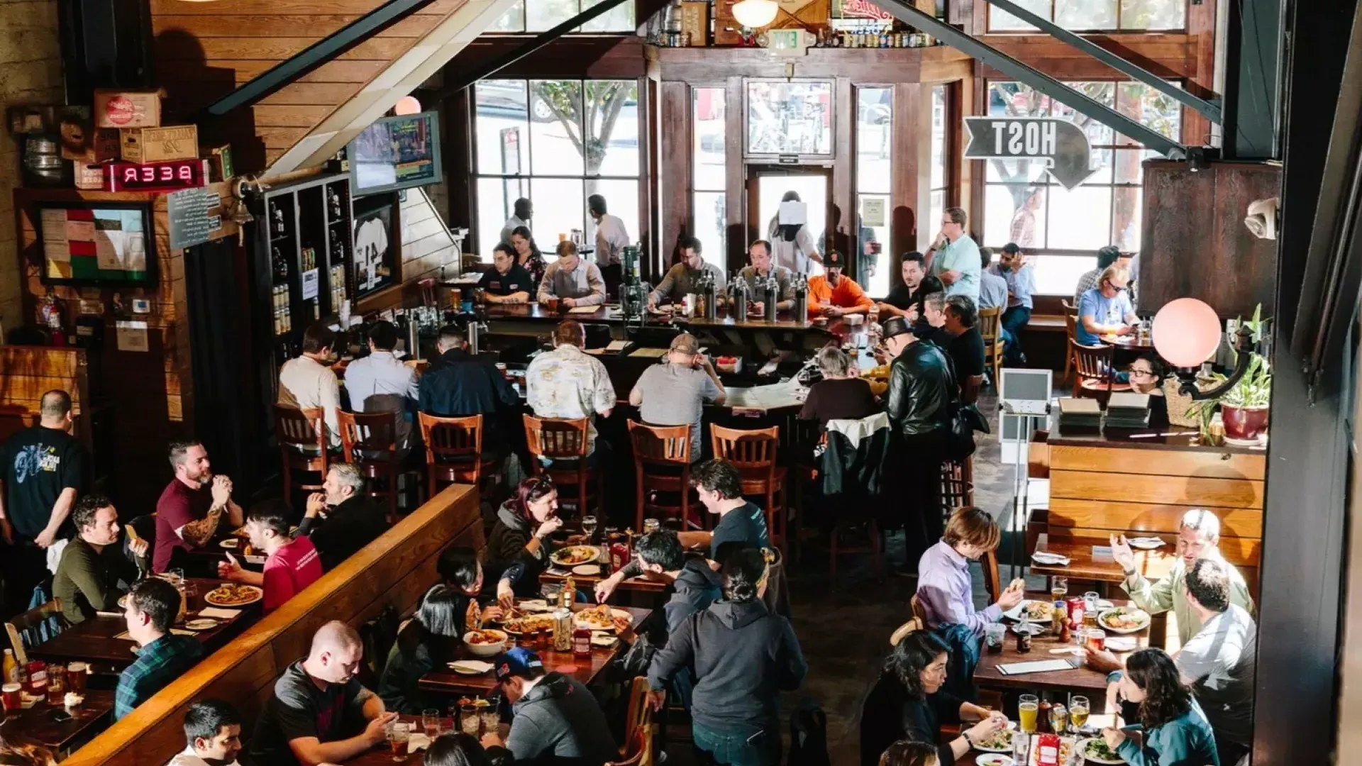 Clientes comem e bebem dentro da 21st Amendment Brewery em São Francisco.