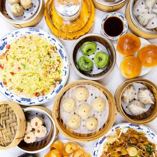 Une variété de plats dim sum au restaurant Yank Sing de San Francisco.