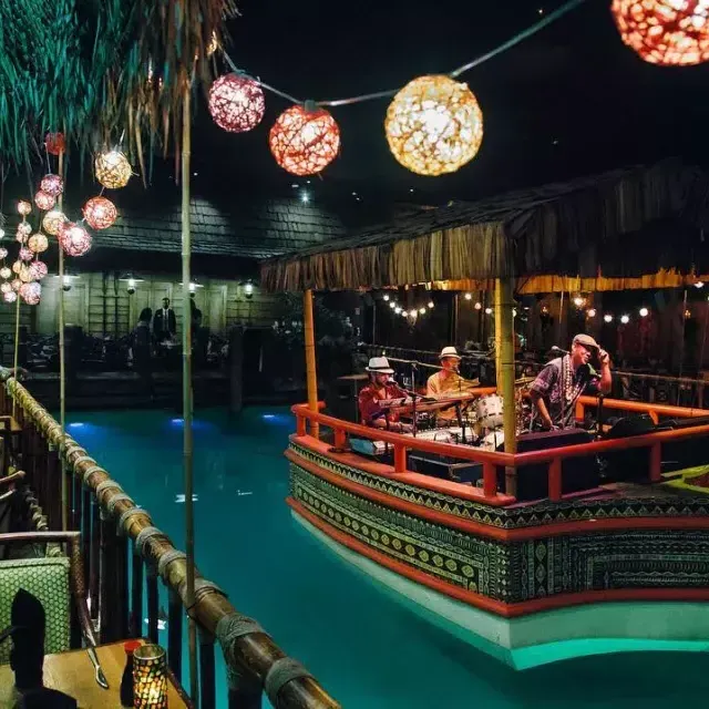 La banda de la casa toca en la laguna del mundialmente famoso Tonga Room del Fairmont Hotel de San Francisco.