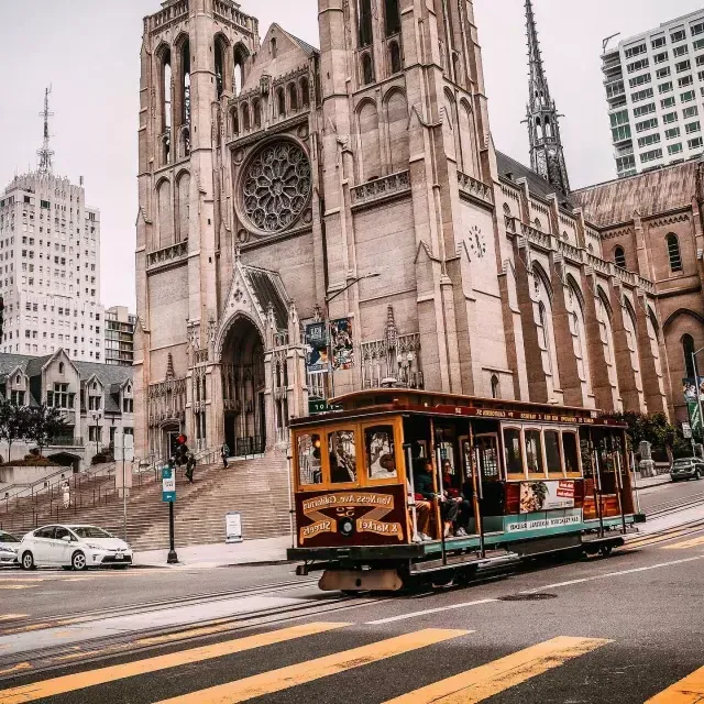 Cable Car che passa per Grace Cathedral