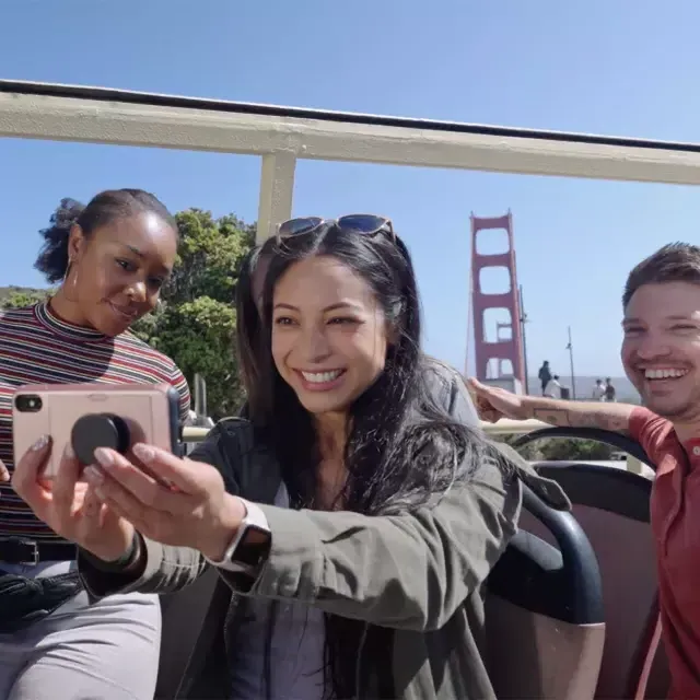 Un groupe de visiteurs prend un selfie lors d'une visite en bus près du Golden Gate Bridge. San Francisco, Californie.